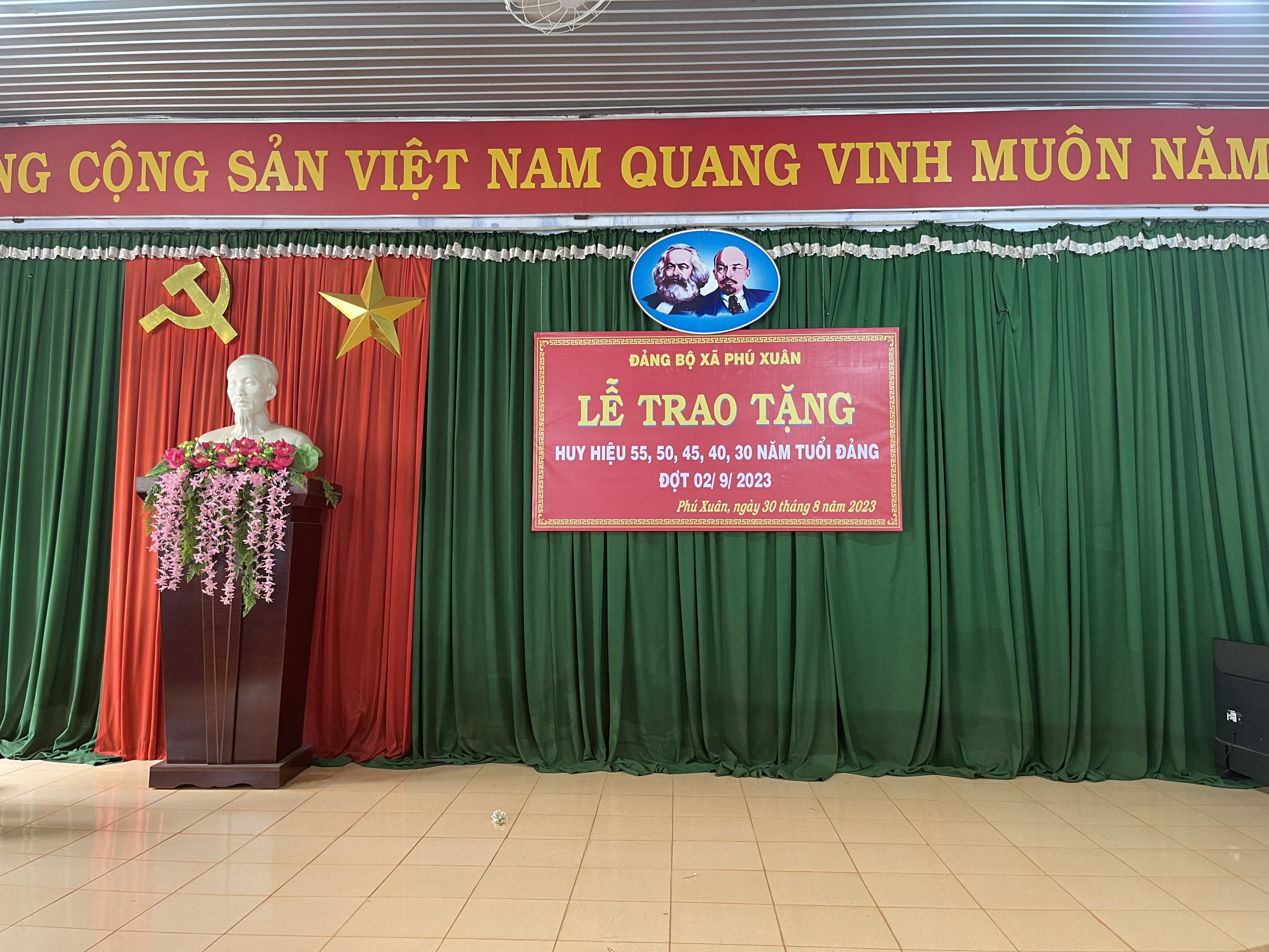LỄ TRAO TẶNG HUY HIỆU 55,50,45,40,30 NĂM TUỔI ĐẢNG